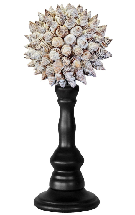 Boule de coquillages gris sur balustre en bois