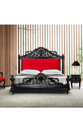 Baroková posteľ s červenou sametovou tkaninou a čiernym lakovaným drevom.