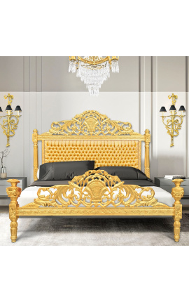 Baroková posteľ zo zlatého saténového materiálu a zlatého dreva