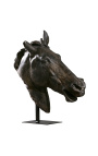 Veľká socha "Konská hlava Selene" na čiernej kovovej podložke