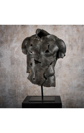 Veľká socha "Fragment diskuforu" na čiernej kovovej podložke