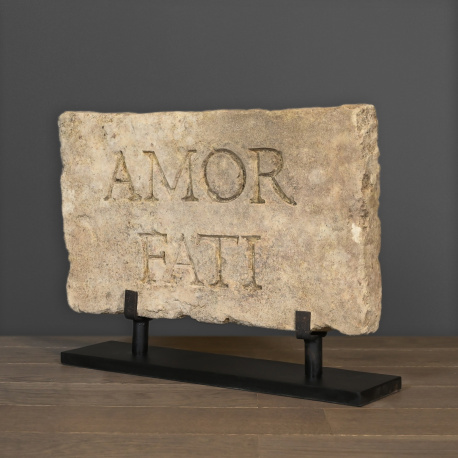 Grande stele romano Amor Fati pietra di sabbia scolpita