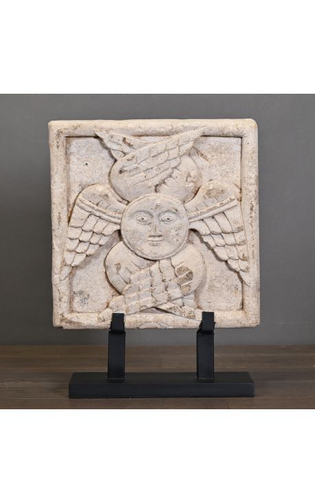 Basrelief av sandsten "seraphim" på svart bas