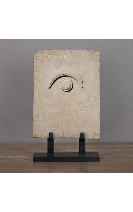 Fragment steli z cypryjskiego piaskowca na czarnej podstawie