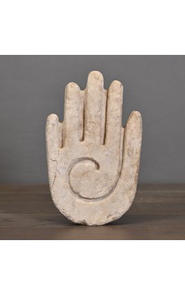 Amulette en pierre de sable sur socle noir "Main Maya"