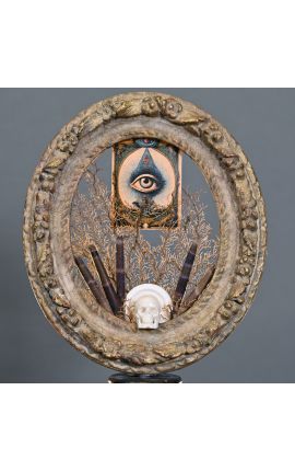 Marco Oval &quot;Memento Mori en el tercer ojo&quot; presentado en base de madera