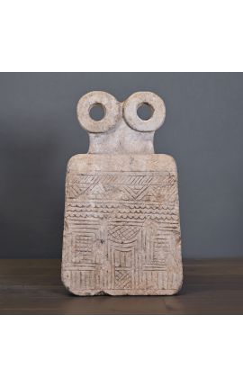 Idol dekorert av syrisk sandstein