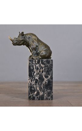 Escultura de bronze d'un rinoceront sobre una base de marbre negre