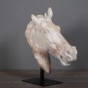 Escultura "Head of Selene Horse" beige en soporte de metal negro