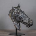 Escultura "Head of Selene Horse" negro en soporte de metal negro