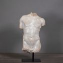 Scultura "Torso di Hermes" beige su supporto in metallo nero